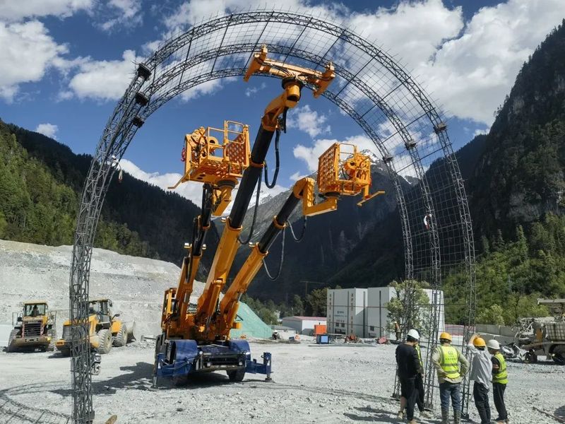 便捷、高效！中鐵裝備新型多榀拱架安裝臺車成為隧道立拱施工“新寵”